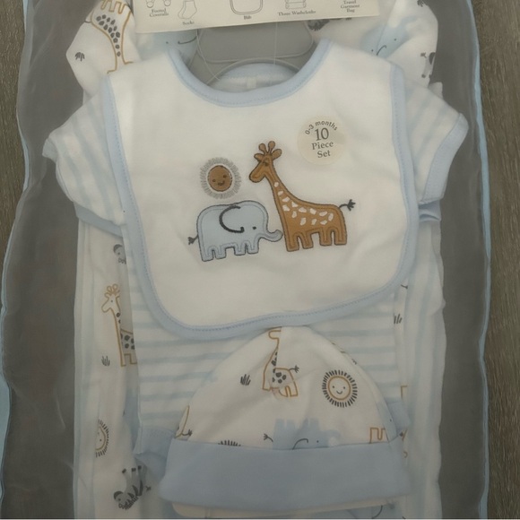 2 Baby Sets Body Suit Sleeper Socks Bib Wash Cloth Size 0-3 3-6 Months - Picture 2 of 9